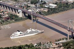 SEABOURN SOJOURN sous le pont d'Aquitaine -  photo 33-bordeaux.com