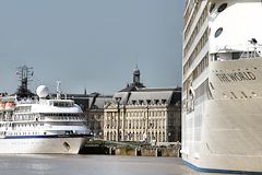 2 bateaux de croisière devant la place de la bourse -  photo 33-bordeaux.com