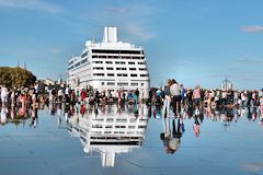 Reflet du bateau de croisière Nautica dans le miroir d'eau -  photo 33-bordeaux.com