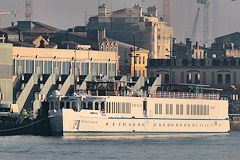 Bateau River Chanson devant le Hangar 14  -  photo 33-bordeaux.com