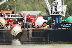 Baliseur Gascogne intervenant sur la balise 76 à Bordeaux |  photo 33-bordeaux.com