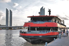 Bateau Sicambre amarré au ponton de la Cité du Vin  |  photo 33-bordeaux.com