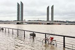 Crue de la GARONNE et vélo les roues dans l'eau -  photo 33-bordeaux.com