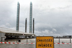 Chaussée inondée devant pont Chaban Delmas -  photo 33-bordeaux.com