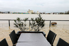 Bordeaux terrasse du quai des marques les pieds dans l'eau  -  photo 33-bordeaux.com