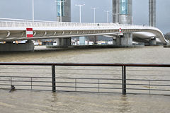 GARONNE sortie de son lit  devant le pont Chaban Delmas -  photo 33-bordeaux.com