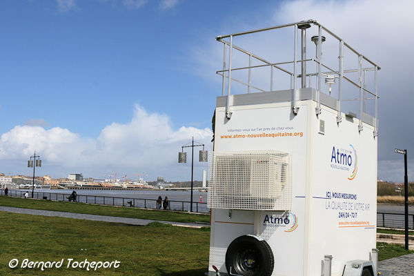 Cabine de mesures ATMO sur les quais à Bordeaux | Photo Bernard Tocheport 