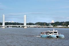 BatCub navette fluviale devant le pont Caban Delmas -  photo 33-bordeaux.com