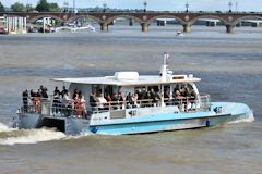 BatCub navette fluviale devant le pont de pierre -  photo 33-bordeaux.com