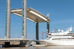 Navire BRAEMAR franchissant le pont Chaban Delmas à Bordeaux -  photo 33-bordeaux.com