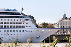 Bordeaux navire de croisières Nautica vu depuis la rive droite | Photo Bernard Tocheport