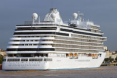 Le navire de croisère Seven Seas Explorer quitte le port de Bordeaux | Photo Bernard Tocheport