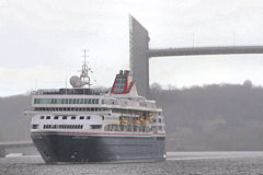 Le paquebot Braemar passe le pont Chaban Delmas sous la pluie | Photo Bernard Tocheport