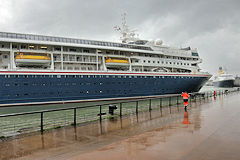 Le Braemar accoste dans le port de la lune sous la pluie | Photo Bernard Tocheport