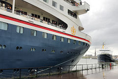 Quais de Bordeaux le navire Braemar face au Saga Pearl II | Photo Bernard Tocheport