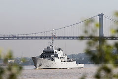 Navire militaire A748 Léopard après son passage sous le pont d'Aquitaine | Photo 33-bordeaux.com