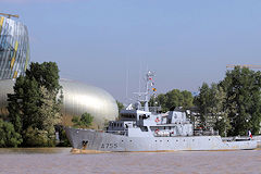 Passage du navire militaire A755 Lion devant la Cité du Vin à Bordeaux  | Photo 33-bordeaux.com