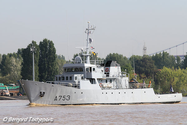 Navire militaire A753 Chacal arrivant à Bordeaux | Photo 33-bordeaux.com