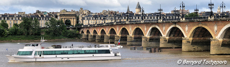 Burdigala 2 sortant du pont de pierre