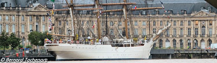 CISNE BRANCO 3 mâts Brésilien devant place de la Bourse à Bordeaux