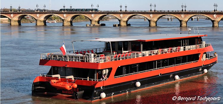 Bateau restaurant Sicambre devant pont de pierre