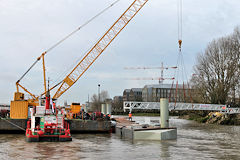 Grue Balineau posant la passerelle du ponton de la Cité du Vin  |  photo 33-bordeaux.com