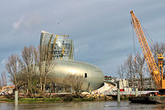 Installation du ponton de la Cité du Vin à Bordeaux |  photo 33-bordeaux.com