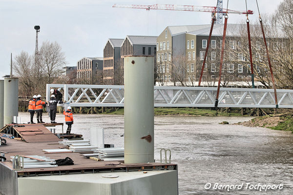 Ponton de la Cité du Vin : pose de la passerelle | 33-bordeaux.com