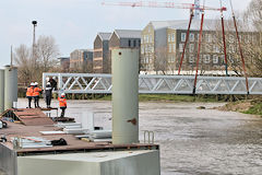 Ponton de la Cité du Vin : pose de la passerelle |  photo 33-bordeaux.com