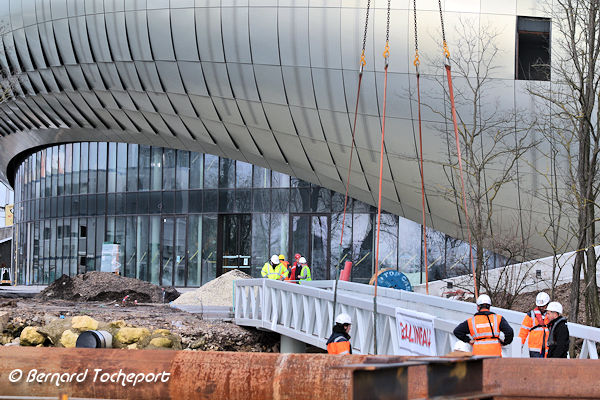 Pose de la passerelle du ponton de la Cité du Vin | 33-bordeaux.com