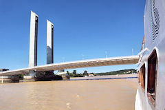 Yacht de Bordeaux en approche du pont Chaban Delmas | Photo Bernard Tocheport