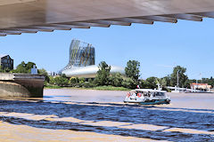 Yacht de Bordeaux Croisière Prestige devant la Cité du Vin | Photo Bernard Tocheport