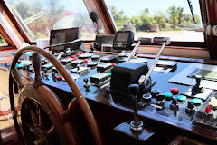 Yacht de Bordeaux timonerie bateau Le Luna sur la Garonne | Photo Bernard Tocheport