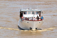 Yacht de Bordeaux le Luna naviguant sur la Garonne | Photo Bernard Tocheport