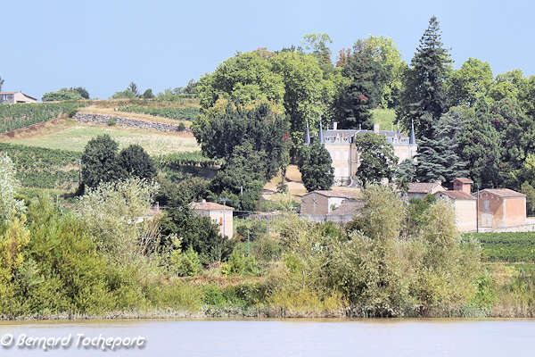 Croisière sur la Dordogne vue d'un château depuis le bateau Pibal | Photo Bernard Tocheport