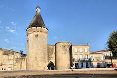 Libourne les 2 tours vues depuis le bateau de croisières PIBAL | Photo Bernard Tocheport