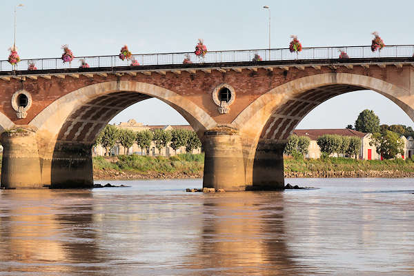 Le pont de pierre de Libourne vu depuis Le Pibal bateau de croisières | Photo Bernard Tocheport