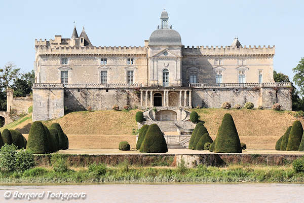 Croisière sur la Dordogne à bord du Pibal, le Château de Vayres | Photo Bernard Tocheport