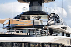 Terrasse et accès aux niveaux supérieurs du Yacht Kismet en escale à Bordeaux | Photo Bernard Tocheport