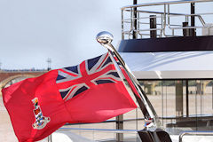 Drapeau des iles Caimans sur le Yacht Kismet devant le pont de pierre à Bordeaux | Photo Bernard Tocheport