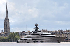 yacht Kismet à Bordeaux devant la flèche Saint Michel | Photo Bernard Tocheport