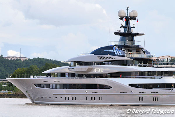 Yacht Kismet naviguant sur la Garonne à Bordeaux | Photo Bernard Tocheport