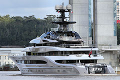 Yacht Kismet franchissant le pont Chaban Delmas à Bordeaux | Photo Bernard Tocheport