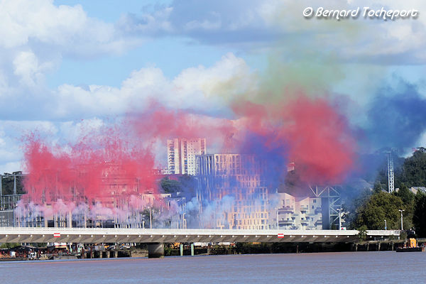 Fusée pyrotechniques pour la 1000ème levée du pont Chaban Delmas | Photo Bernard Tocheport