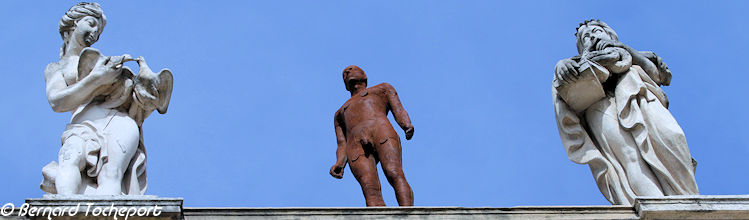 Scuplture Antony Gormley sur le portique du Grand Théâtre de Bordeaux