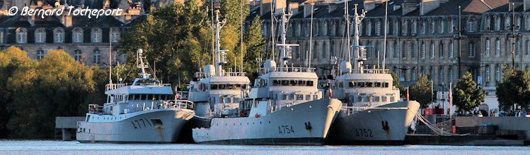 4 navires militaires au ponton d'honneur
