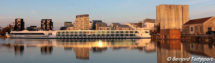 Photo panoramique des bassins à flot Bordeaux