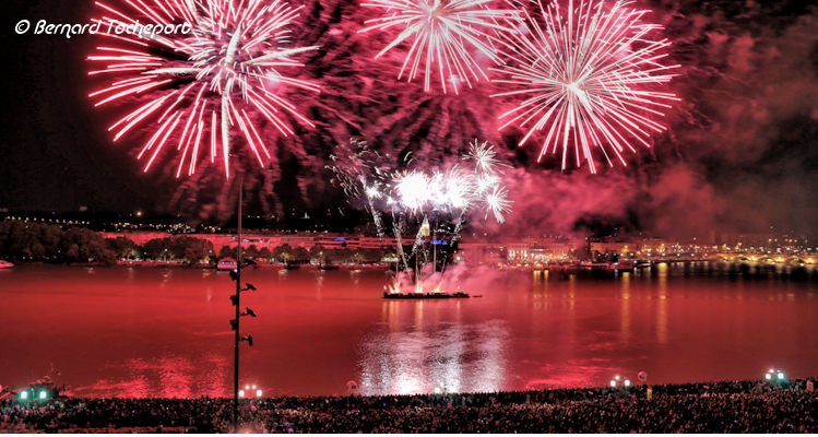 Feu d'artifice sur la Garonne à Bordeaux