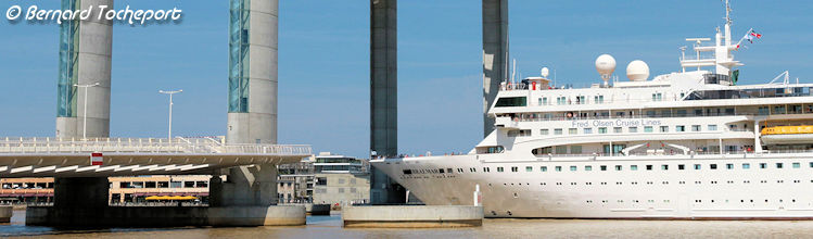 Navire de croisières passant sous le pont Chaban Delmas de Bordeaux