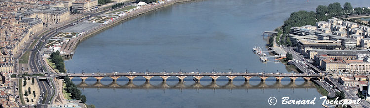 Photo aérienne de Bordeaux, survol de la Garonne